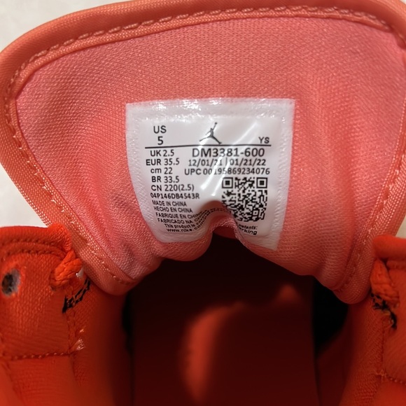 New, Air Jordan 1 Mid SE - Picture 11 of 11